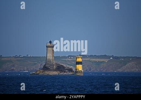 Phare de la Vieille und Tourelle de la Plate, Leuchtturm, Raz de sein, Finistere, Bretagne, Frankreich, Europa Stockfoto