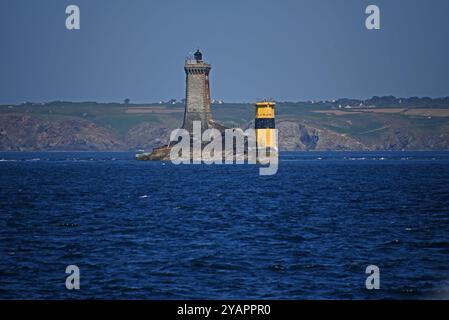 Phare de la Vieille und Tourelle de la Plate, Leuchtturm, Raz de sein, Finistere, Bretagne, Frankreich, Europa Stockfoto