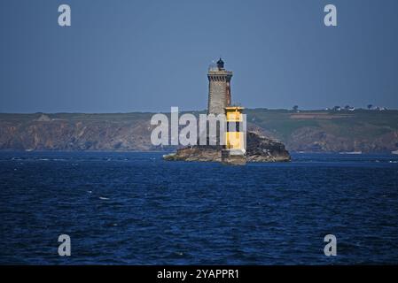 Phare de la Vieille und Tourelle de la Plate, Leuchtturm, Raz de sein, Finistere, Bretagne, Frankreich, Europa Stockfoto