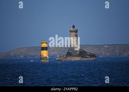 Phare de la Vieille und Tourelle de la Plate, Leuchtturm, Raz de sein, Finistere, Bretagne, Frankreich, Europa Stockfoto