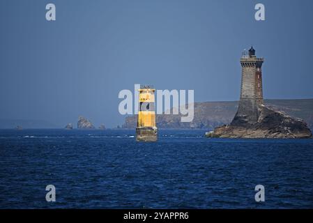 Phare de la Vieille und Tourelle de la Plate, Leuchtturm, Raz de sein, Finistere, Bretagne, Frankreich, Europa Stockfoto