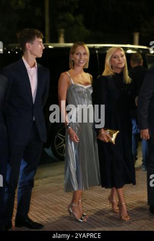 Prinzessin Maria-Olympia von Griechenland und Dänemark mit ihrer Mutter und ihren Brüdern. Ankunft vor der Hochzeit im byzantinischen Museum in Athen. Stockfoto