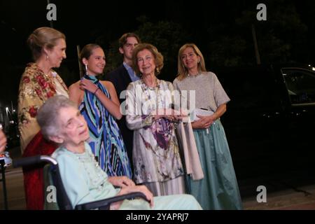 Königin Sofia von Spanien mit ihrer Familie. Ankunft vor der Hochzeit im byzantinischen Museum in Athen. Stockfoto