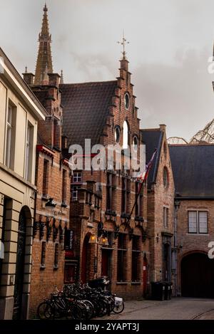 Steppgiebel-Brauerei und Backsteinturm der Kirche unserer Frau in Brügge, Belgien, Stockfoto