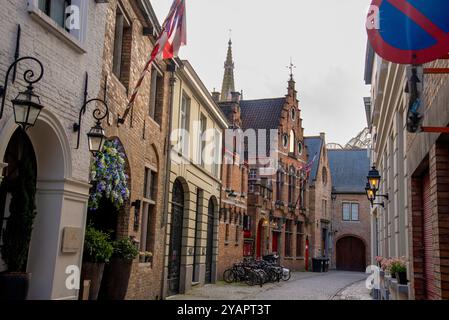 Steppgiebel-Brauerei und Backsteinturm der Kirche unserer Frau in Brügge, Belgien, Stockfoto