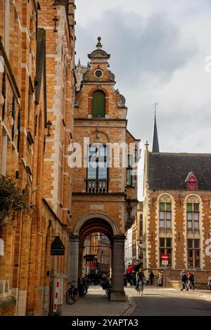 Ziegelsteinhalle und gotische Dreifachfenster-Giebel-Tracerie in Brügge, Belgien. Stockfoto