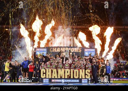 Manchester, England - 12. November 2024 - Liam Farrell von Wigan Warriors holt die Trophäe des Betfred Super League Grand Final. Rugby League, Betfred Super League Grand Final, Wigan Warriors vs Hull Kingston Rovers in Old Trafford, Manchester, UK Dean Williams Stockfoto