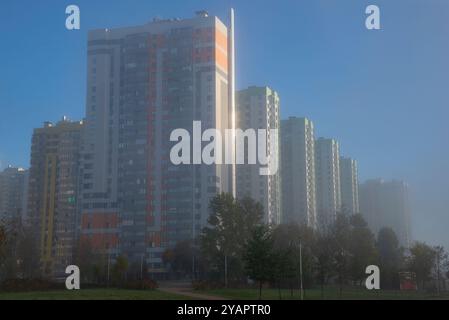 Moderne Hochhäuser im herbstlichen Morgennebel. Sankt Petersburg, Russland Stockfoto