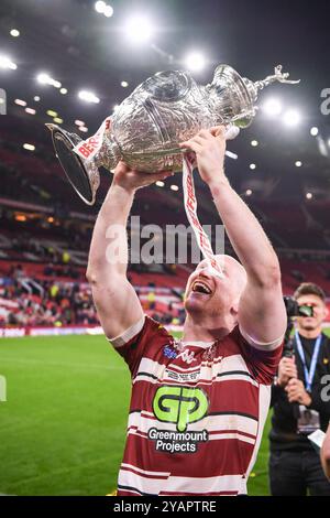 Manchester, England - 12. November 2024 - Liam Farrell von Wigan Warriors hebt die Challenge Cup-Trophäe. Rugby League, Betfred Super League Grand Final, Wigan Warriors vs Hull Kingston Rovers in Old Trafford, Manchester, UK Dean Williams Stockfoto