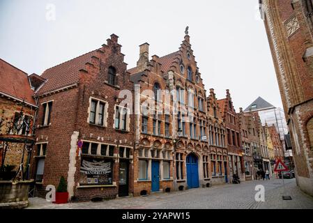 Kopfsteingepflasterte Straße und flämische Krähengiebeln im mittelalterlichen Brügge, Belgien. Stockfoto