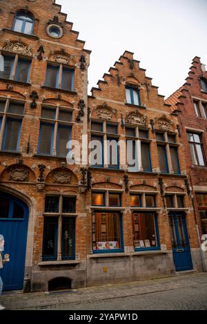 Steppgiebel und Kartuschenfenster im mittelalterlichen Brügge, Belgien. Stockfoto