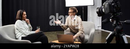 Ein Journalist spricht in einem Studio mit einem Spezialisten über wichtige Themen. Stockfoto