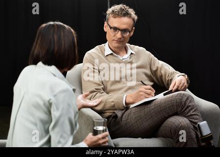 Eine Journalistin führt ein ausführliches Interview mit einer Spezialistin, um Einblicke in einen zeitgenössischen Raum zu gewinnen. Stockfoto