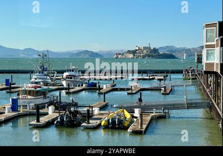 Alcatraz Prison Island vom Pier 39 aus mit Booten und Seelöwen. Stockfoto