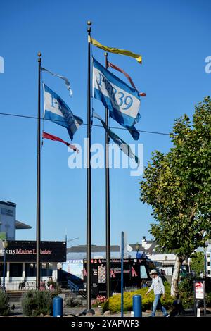 Pier 39 Banner unter blauem Himmel auf Embarcadero. Stockfoto