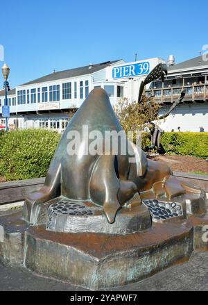 Guardians of the Gate, eine Bronzeskulptur von Everdur aus dem Jahr 1991, die eine Familie von Seelöwen von Miles Metzger am Pier 39 darstellt. Stockfoto