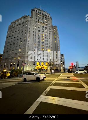 Abendlicher Blick auf das Mark Hopkins Hotel auf der Spitze von Nob Hill. Stockfoto