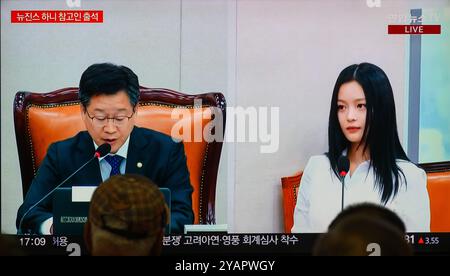 Eine 24-stündige Yonhapnews-Fernsehsendung am Bahnhof Yongsan in Seoul, die eine Live-Nachrichtensendung mit Hanni (R), einem Mitglied der Mädchengruppe NewJeans, zeigt als Zeugin über Mobbing am Arbeitsplatz, die sie während einer Inspektion durch das Labor- und Umweltkomitee der südkoreanischen Nationalversammlung in Seoul begangen hat. Hanni von NewJeans nahm an einer Sitzung des parlamentarischen Arbeitsausschusses Teil, in der sie sich mit Anschuldigungen ihres Arbeitsplatzes befasste und bei Hybe, der Muttergesellschaft von ADOR, NewJeans Label, schikanierte. Stockfoto