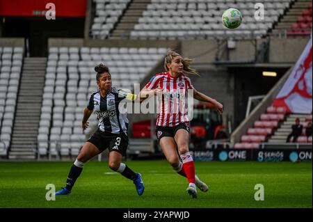 Sunderland Women Forward Emily Scarr und Newcastle United Women Defender Demi Stokes in Aktion im Tyne and Wear Derby. Stockfoto