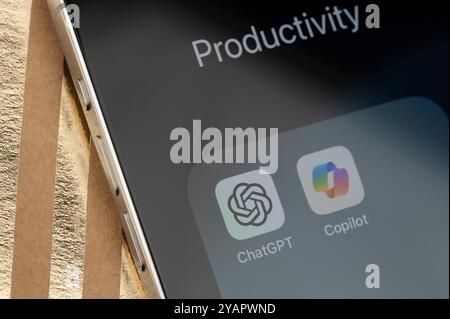 New York, USA – 14. Oktober 2024: Symbole für KI-Produktivitäts-Apps im Ordner in Nahansicht Stockfoto