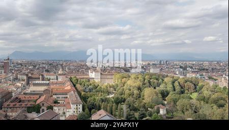 Luftbild der Stadt mit Blick nach Westen, aufgenommen von Mole Antonelliana in hellem, bewölktem Herbstlicht in Turin, Italien Stockfoto