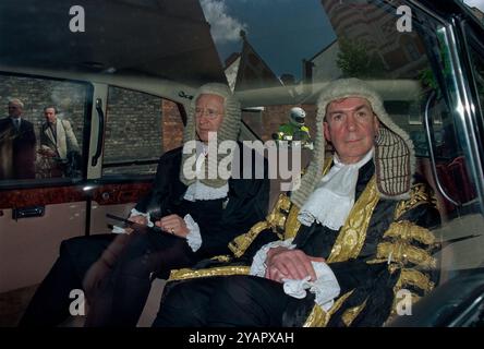 Lord Derry Irvine of Lairg (rechts) diente 1997 als Lord Chancellor, nach seiner Karriere als schottischer Anwalt und Richter in seinem Staatswagen, Großbritannien Stockfoto