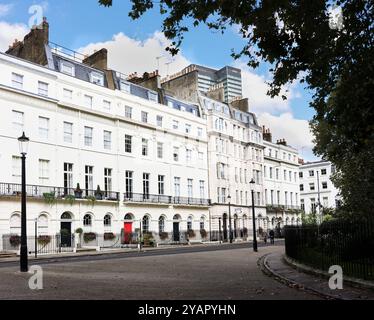Terrassenwohnungen rund um den Fitroy Square Garden, London, England. Stockfoto