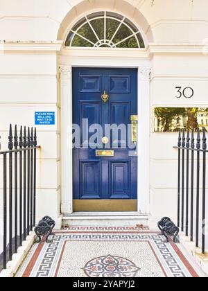 "Bitte klingeln Sie und warten Sie, bis Sie eingeladen werden", Goodman Jones, 30 Fitzroy Square, London, England. Stockfoto