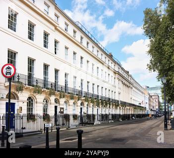 Terrassenwohnungen rund um den Fitroy Square Garden, London, England. Stockfoto