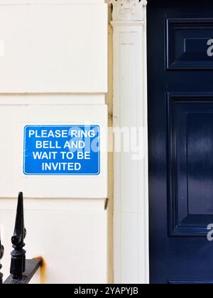 "Bitte klingeln Sie und warten Sie, bis Sie eingeladen werden", Goodman Jones, 30 Fitzroy Square, London, England. Stockfoto