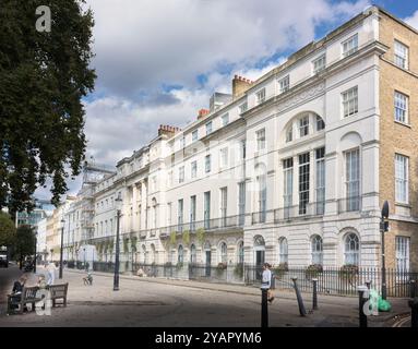 Terrassenwohnungen rund um den Fitroy Square Garden, London, England. Stockfoto