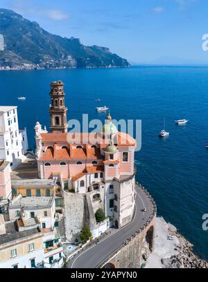 Eingebettet an der Amalfiküste schmiegt sich die pulsierende Architektur an die Klippen und überblickt das tiefblaue Wasser und die Boote, die sanft in der Ferne hüpfen Stockfoto