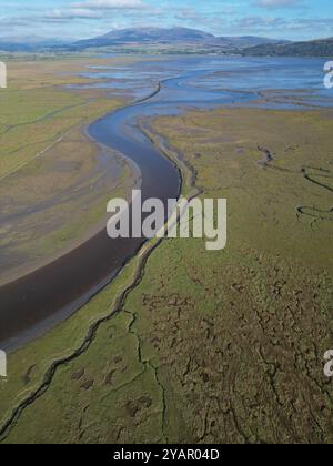 Aus der Vogelperspektive des Flusses Bladnoch, der sich in die Mündung der Wigtown Bay in der Nähe von Wigtown Schottland schlängelt – Foto Oktober 2024 Stockfoto