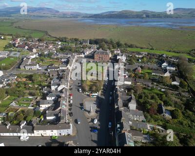 Luftaufnahme der Wigtown Scotlands National Book Town mit dem Stadtzentrum und dem Marktplatz - Foto Oktober 2024 Stockfoto