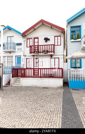 Portugiesische Touristenstraße mit ihren emblematischen gestreiften und farbenfrohen Häusern. Ende des Tages. Costa Nova do Prado, Aveiro, Portugal - August 2024 Stockfoto