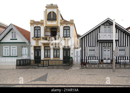 Portugiesische Touristenstraße mit ihren emblematischen gestreiften und farbenfrohen Häusern. Ende des Tages. Costa Nova do Prado, Aveiro, Portugal - August 2024 Stockfoto