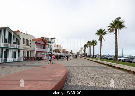 Costa Nova do Prado, Aveiro, Portugal - 30. August 2024 - portugiesische Touristenstraße mit ihren emblematischen gestreiften und bunten Häusern. Ende des Tages. Stockfoto