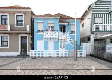 Costa Nova do Prado, Aveiro, Portugal - 30. August 2024 - portugiesische Touristenstraße mit ihren emblematischen gestreiften und bunten Häusern. Ende des Tages. Stockfoto