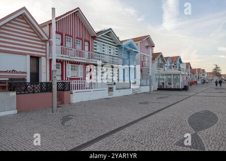 Costa Nova do Prado, Aveiro, Portugal - 30. August 2024 - portugiesische Touristenstraße mit ihren emblematischen gestreiften und bunten Häusern. Ende des Tages. Stockfoto