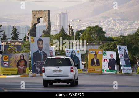 Duhok, Irak. Oktober 2024. Ein Auto, das vor den Wahlen zum Kurdischen Regionalparlament in Duhok, Irak, an Wahlbändern für Kandidaten vorbeifuhr. (Credit Image: © Ismael Adnan/SOPA Images via ZUMA Press Wire) NUR REDAKTIONELLE VERWENDUNG! Nicht für kommerzielle ZWECKE! Stockfoto