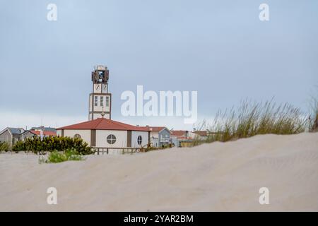 Teilbild von Igreja Matriz Costa Nova do Prado, Aveiro, Portugal - August 2024. Lokale Kirche, Touristenviertel neben dem Strand am späten Nachmittag Stockfoto