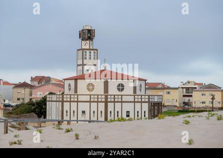 Igreja Matriz Costa Nova do Prado, Aveiro, Portugal - August 2024. Lokale Kirche, Touristenviertel neben dem Strand am späten Nachmittag. Stockfoto