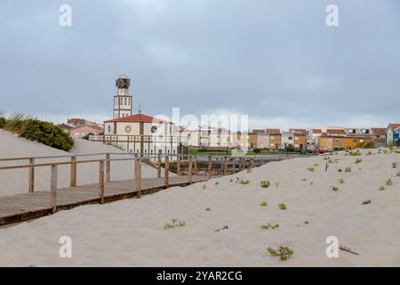 Igreja Matriz Costa Nova do Prado, Aveiro, Portugal - August 2024. Lokale Kirche, Touristenviertel neben dem Strand am späten Nachmittag. Stockfoto