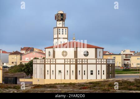 Igreja Matriz Costa Nova do Prado, Aveiro, Portugal - August 2024. Lokale Kirche, Touristenviertel neben dem Strand am späten Nachmittag. Stockfoto