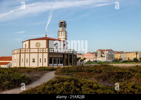 Igreja Matriz Costa Nova do Prado, Aveiro, Portugal - August 2024. Lokale Kirche, Touristenviertel neben dem Strand am späten Nachmittag. Stockfoto