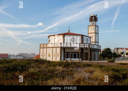 Igreja Matriz Costa Nova do Prado, Aveiro, Portugal - August 2024. Lokale Kirche, Touristenviertel neben dem Strand am späten Nachmittag. Stockfoto