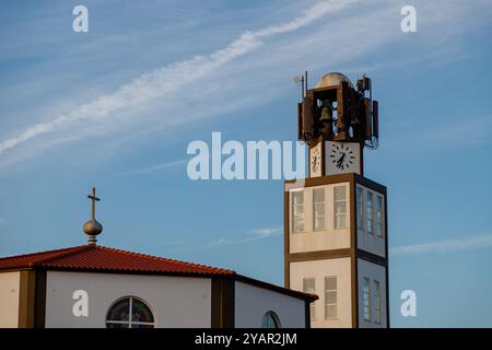 Teilbild von Igreja Matriz Costa Nova do Prado, Aveiro, Portugal - August 2024. Lokale Kirche, Touristenviertel neben dem Strand am späten Nachmittag Stockfoto