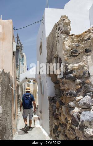 Tourist auf der Straße in Emporio - Blick auf die Straßen des mittelalterlichen Dorfes Emporio auf der Insel Santorin, Griechenland Stockfoto