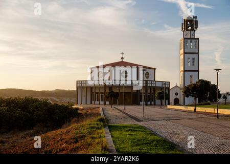 Igreja Matriz Costa Nova do Prado, Aveiro, Portugal - August 2024. Lokale Kirche, Touristenviertel neben dem Strand am späten Nachmittag. Stockfoto