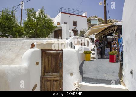 Straße in Emporio - Blick auf die Straßen des mittelalterlichen Dorfes Emporio auf der Insel Santorin, Griechenland Stockfoto